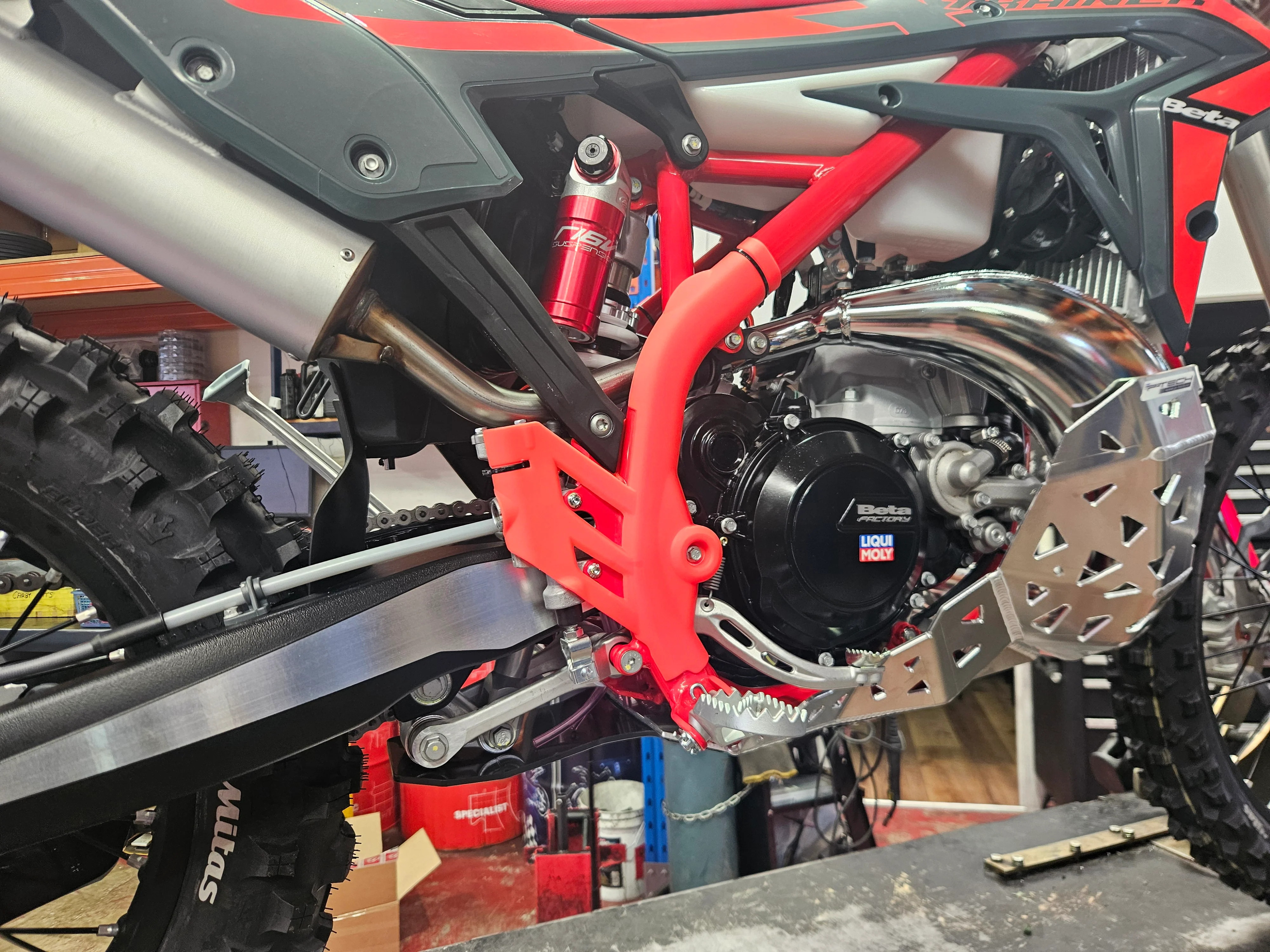 Skid plate with exhaust pipe guard and plastic bottom for Beta Xtrainer 2025 - Image 10